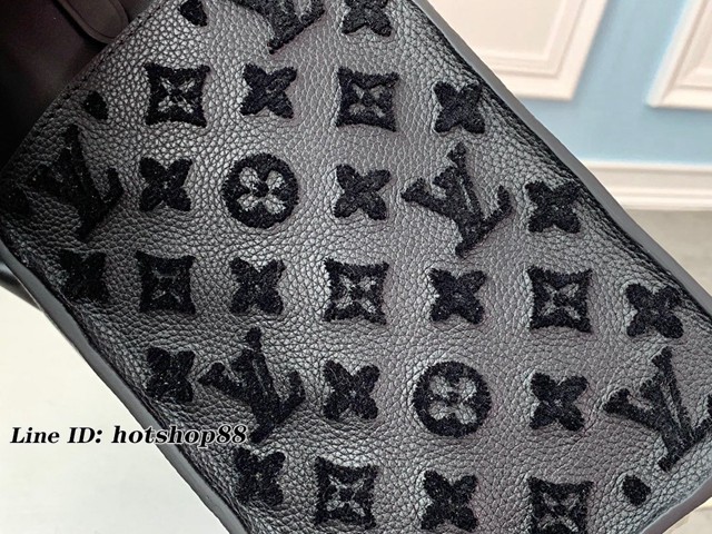 路易威登LV女包 M53826黑色 刺繡 On My Side手袋 LV拼色大號手提肩背女包 xxlv2096